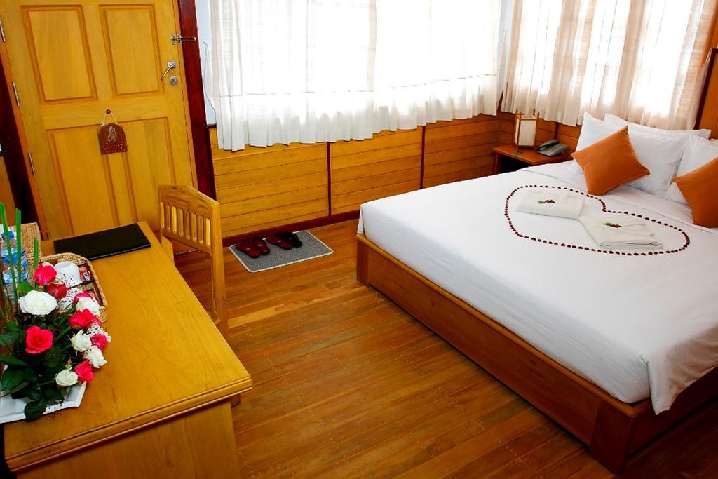 Inle Lotus Hotel Ньоншуэ Экстерьер фото