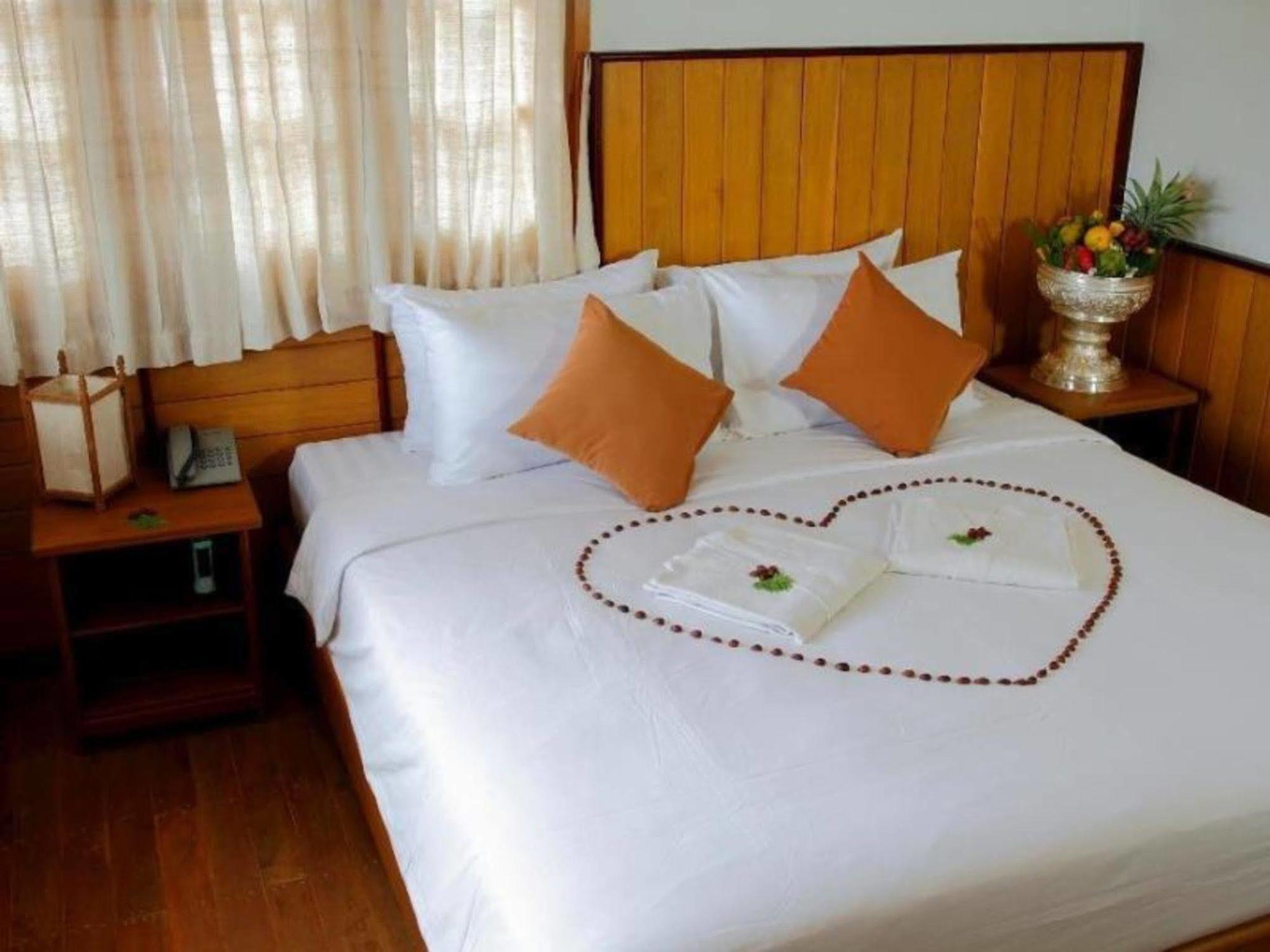 Inle Lotus Hotel Ньоншуэ Экстерьер фото