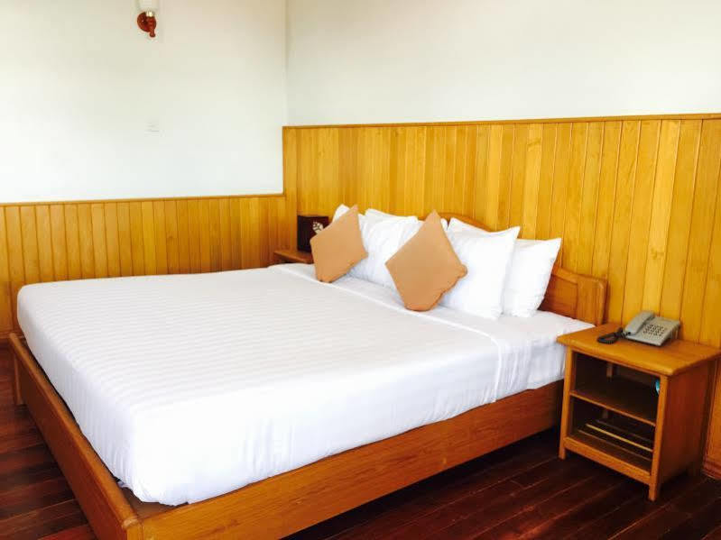 Inle Lotus Hotel Ньоншуэ Экстерьер фото