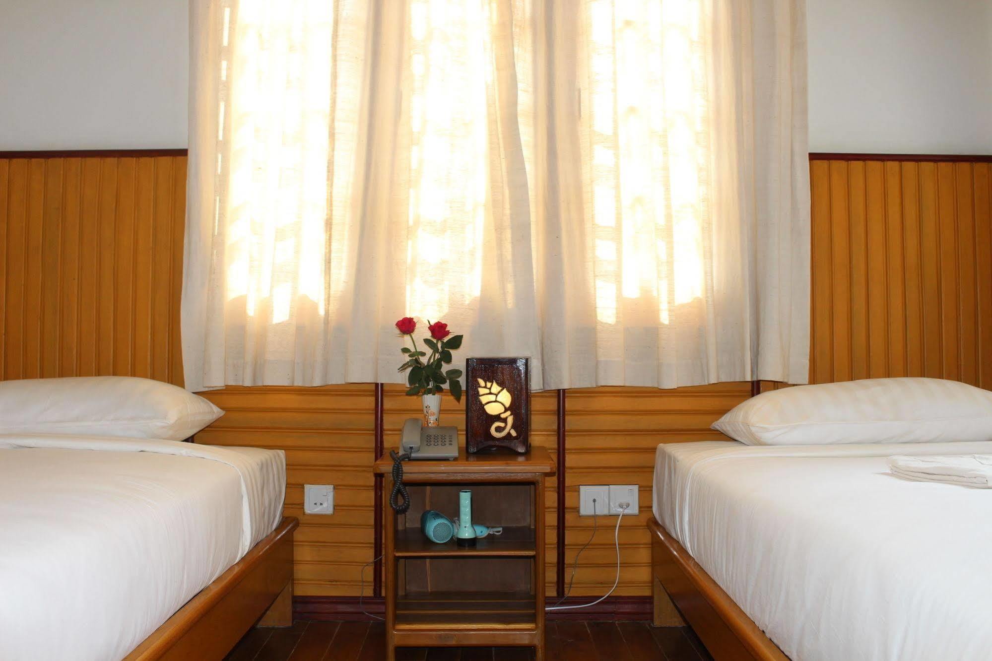 Inle Lotus Hotel Ньоншуэ Экстерьер фото