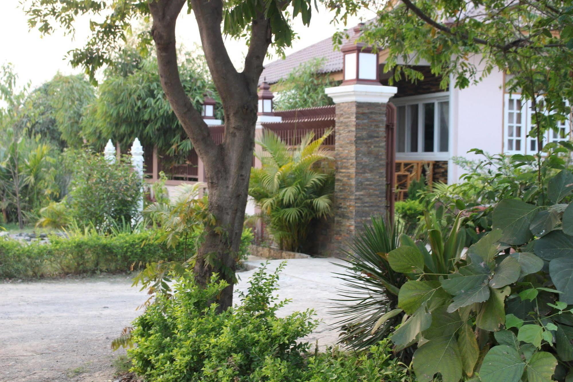 Inle Lotus Hotel Ньоншуэ Экстерьер фото